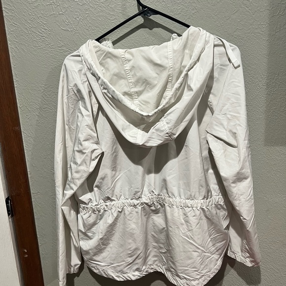 GAP Women's White Jacket Raincoat Adjustable Size M EUC Hooded - Picture 3 of 3